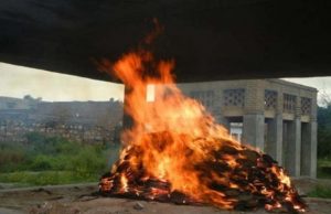 हत्याको आशंकामा जलाउदै गरेको शब प्रहरीले लियो नियन्त्रणमा