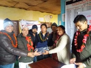 बाह्रकोलका विद्यार्थीलाई न्यानो कपडा वितरण