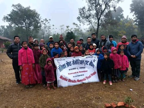 मोनिका श्रेष्ठ मेमोरियल ट्रस्टद्वारा विद्यार्थीहरुलाई न्यानो कपडा तथा शैक्षिक सामग्री वितरण
