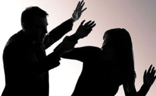 महिनावारी भएको बेला घरको बाटो हिडेको भन्दै महिला माथी कुटपिट