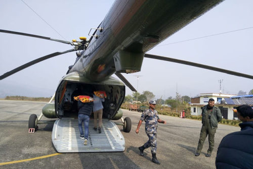कोरोनाका कारण चीनले नाका थुनेपछि खाद्यान्न बोकेको हेलिकोप्टर किमाथांका पुग्यो