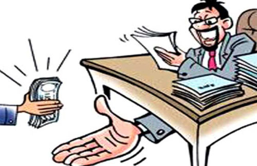 घुससहित इञ्जिनीयर र वडा सदस्य पक्राउ