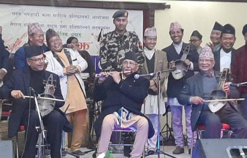 ‘बेचैनीमा रहनुभएका ओली कहिले डिनरको आयोजना गर्नुहुन्छ, कहिले सारंगी रेट्नुहुन्छ’