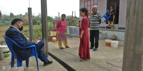 हुप्सेकोटमा विभिन्न मुलुकबाट आएका व्यक्तिहरुको तथ्यांक संकलन गरिदै