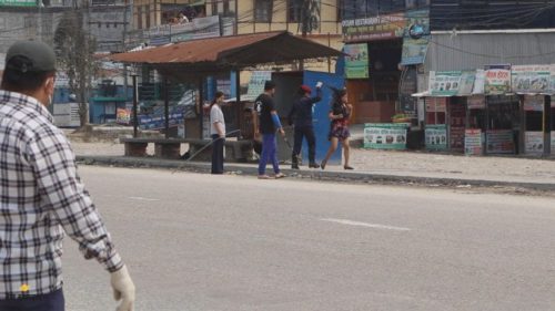सडकमा हिँड्नु आफ्नो अधिकार भन्दै युवती रन्केपछि महिला प्रहरीको झापड