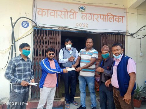 खाद्यान्नको अभाव भएका परिवारलाई सापकोटाको सहयोग