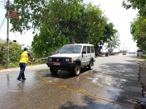 चितवन हुँदै गैँडाकोट नगरपालिका प्रबेश गर्ने हरेक सबारीसाधन स्यानिटाईज