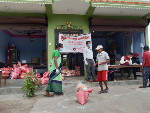 कावासाेति १३ द्वारा थप परिवारलाई राहत हस्तान्तरण
