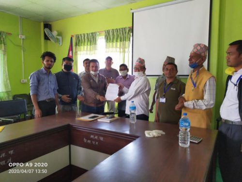 मध्यविन्दु नगरपालिकाको विपद व्यवस्थापन कोषमा कर्मचारीको तर्फ बाट ३ लाख ८९हजार १ सय ४९ सहयोग