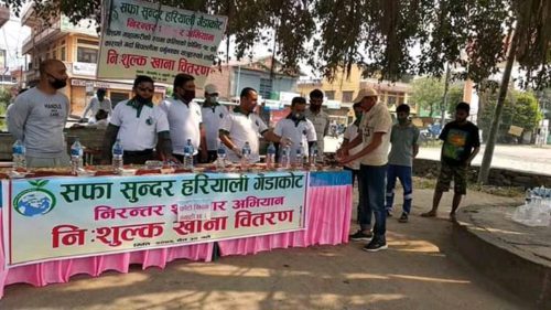 सफा सुन्दर हरियाली गैंडाकोटले पैदल यात्रीलाई नि:शुल्क खाना खुवाउदै