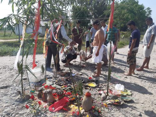 कोरोनाको महामारी रोक्न कावासोती-१२ रुदौलिमा गरियो संसारी माईको पुजा