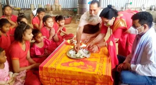 काङ्ग्रेस नेता पराजुलीले अनाथ आश्रम र विपन्न परिवारलाई खाद्यान्न सहयोग गरि जन्मदिन मनाए