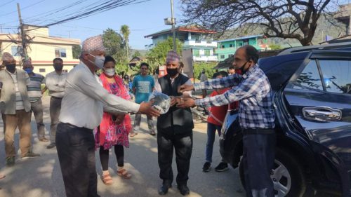 व्यवसायी देवकोटाद्धारा १२ सय थान मास्क वितरण