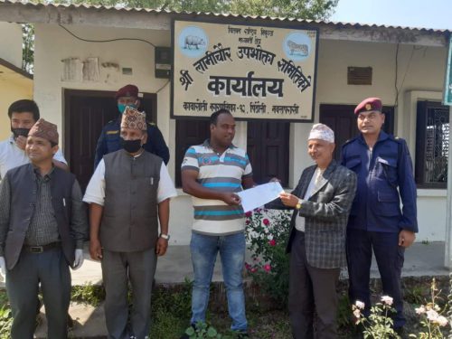 कावासोती नगरपालिकाको विपद व्यवस्थापन कोषमा लामिचौर उपभोक्ता समितिको ६० हजार बराबरको खाद्यान्न  सहयोग