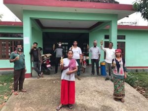 हुप्सेकोटको मयुरपोखरी सामुदायिक वन द्वारा  उपभोक्तालाई सेनिटाईजर वितरण