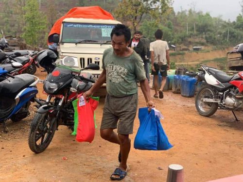‘विपतमा हामी’ द्धारा गैंडाकोटका २ दुर्गम वडामा राहत वितरण