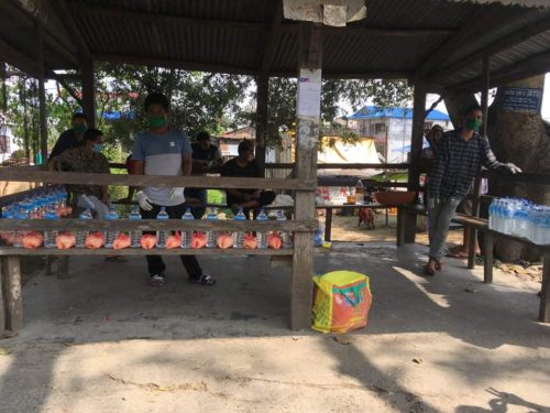 बाटोमा अलपत्र पैदलयात्रीलाई कावासोती-११का युवाहरूको पहलमा खाजा र पानीको व्यवस्था