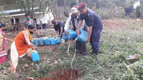 हुप्सेकोटमा लकडाउनको उल्लंघन गर्दै बिक्री गर्न लैजादै गरेको घरेलु मदिरा नष्ट