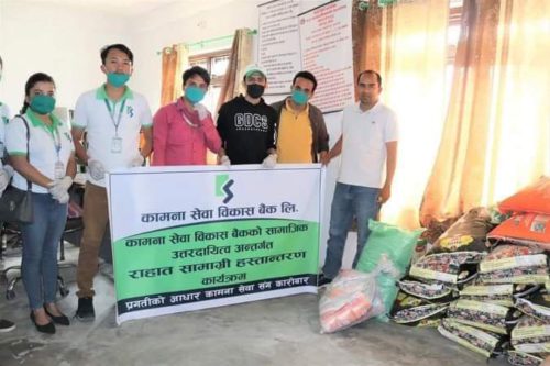 दुम्किबासको कामना सेवा बैंकले दियो विपन्न परिवारलाई खाद्य सामग्री