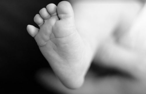 जेसिबीले खन्दै गर्दा घरमाथी ढुंगा खस्यो, १ महिने बालकको मृत्यु