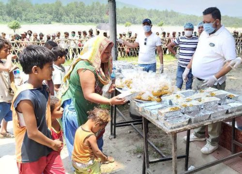 सुनचांँदी व्यवसायीद्धारा दैनिक २५० जनासम्मलाई खाना