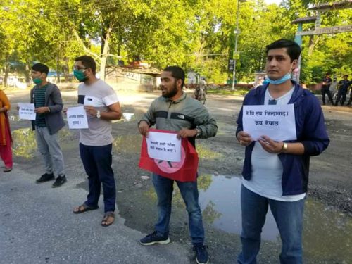 नवलपुरमा पनि नेविसंघको प्रदर्शन : तत्काल कुटनैतिक पहल गर्न सरकारलाई आग्रह