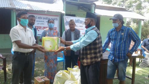 आइ एम इ इन्स्योरेन्सको सहयोगमा ट्रस्ट मार्फत बिपन्नलाई खाद्यान्न हस्तान्तरण