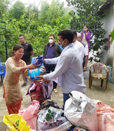बुवाको स्मृतिमा गैंडाकोटका ३३ घरपरिवारलाई राहत वितरण