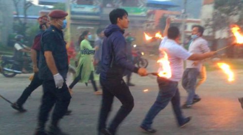 प्रहरीको हस्तक्षेपले पनि रोकेन नेविसंघ र तरुण दल नवलपुरको राकें जुलुस र प्रदर्शन