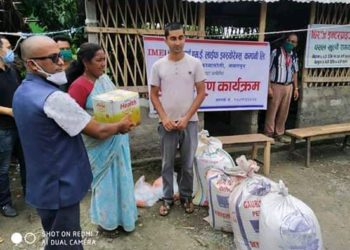 धिरज इन्टरप्राइजेजको सहकार्यमा आइ एम इ लाईफ ईन्स्योरेन्स द्वारा बिपन्न परिवालाई राहत वितरण