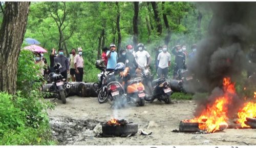 शव व्यवस्थापन गर्न हिँडेको प्रहरी टोलीमाथि स्थानीयको अवरोध, झडपमा एक दर्जन बढी घाइते