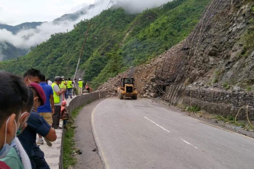 नारायणगढ–मुग्लीङ सडकखण्डमा ठूलो पहिरो, दुईतर्फी नै सडक अवरुद्द