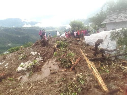 लगातार वर्षा पछिको पहिरोमा परि बुलिङ्गटारमा दुई जना बेपत्ता