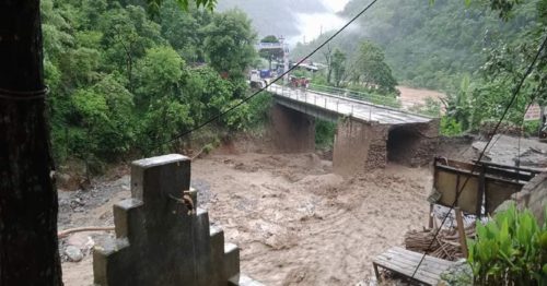 मोवा खोला पुल मर्मत गरिँदै, एकतर्फी सडक सुचारू