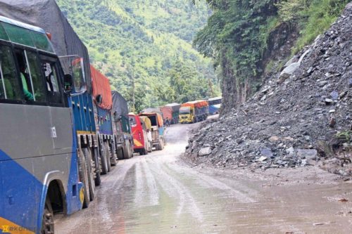 नारायणगढ-मुग्लिङ सडकखण्ड ३६ घण्टापछि एकतर्फी रुपमा खुल्यो