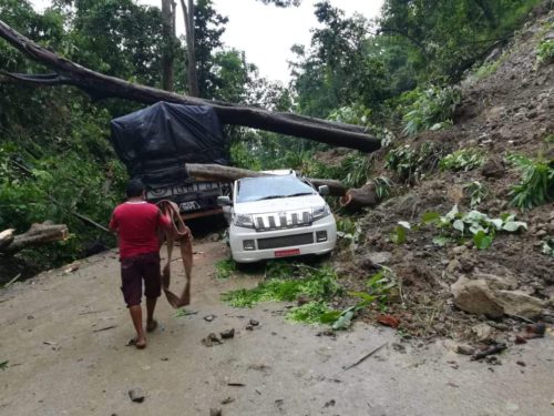 दाउन्नेमा पहिरो खस्दा पुर्व पश्चिम राजमार्ग अवरुद्ध