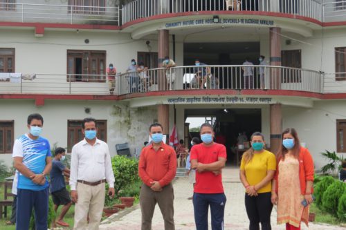 जिसि र सापकोटा परिवारद्वारा रजहर आईसोलेसनमा फलफुल वितरण