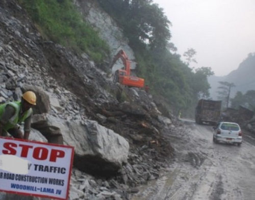 नारायणगढ-मुग्लिन सडक पहिरोले अवरुद्ध