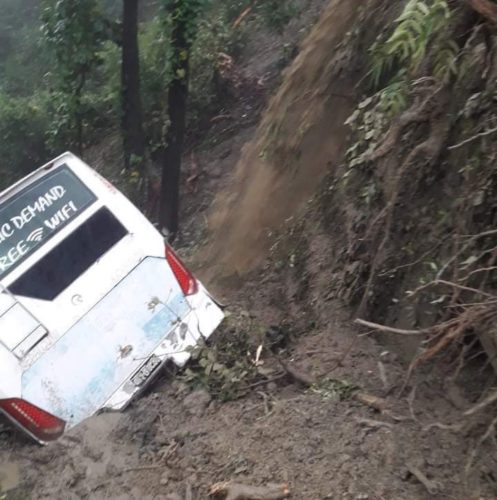 अपडेट : दाउन्नेमा १२ सय गाडी अलपत्र , पहिरोले पुरिंँदा एक को मृत्यु , ६ घाईते