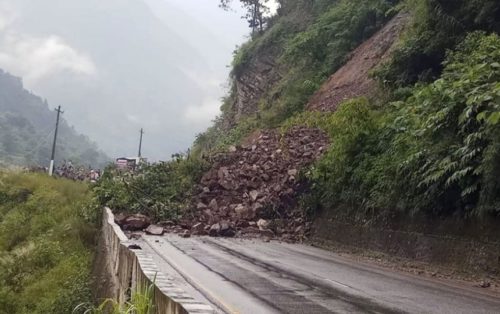 चारकिलोमा पहिरो खस्दा नारायणगढ मुुग्लिन सडक अवरुद्ध