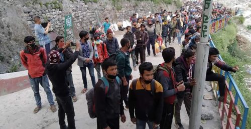 दैनिक तीनसय फर्कदै, आउँदा नागरिकता, फर्कदा रासन कार्ड