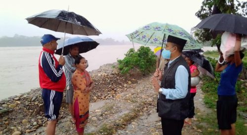 नारायणीमा आएको बाढीले  २१ परिवार बिस्थापित , प्रदेश सांसद लामिछाने सहितको टोलि बाढी ग्रस्त क्षेत्रमा