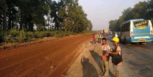 दाउन्ने गैंडाकोटमा रुख काटिनेक्रम अन्तिम चरणमा पुगेसँगै सडक निर्माणकाे गति बढ्याे