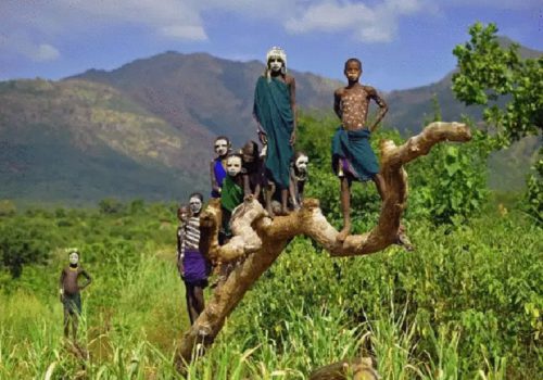 विवाह गर्न नांगै लड्ने पुरूष!