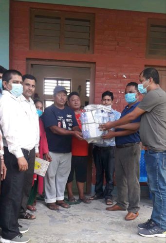 विद्यालयलाई स्वास्थ्य सुरक्षा सामाग्री प्रदान