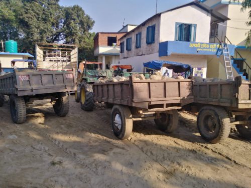 अवैध खोलाजन्य सामाग्री बोकेका ९ ट्रयाक्टर पक्राउ