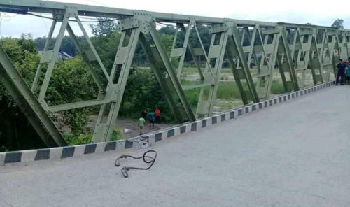 अरुणखोला पुलमा शंकास्पद बस्तु भेटियो : यातायात अवरुद्ध