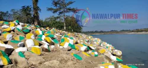 रङ्गिन बन्दै नारायणी नदि किनारका ढुङ्गा