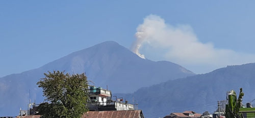 पाथीभरा क्षेत्रमा आगलागी: मन्दिरनै जोखिममा,‘हेलिकोप्टर बाहेक मानवीय प्रयासले आगो निभाउने अवस्था छैन’