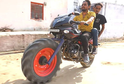 अच्चमै लाग्दो : पल्सर २२० मा ट्याकटरको टायर